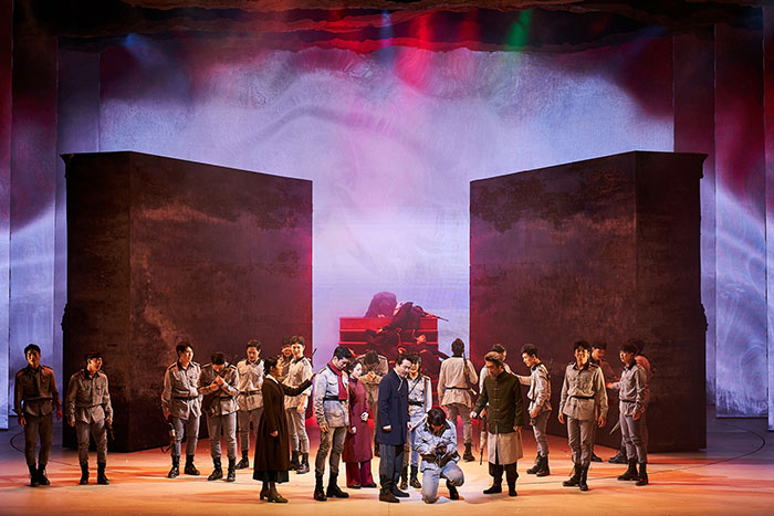  
The musical features the characters’ touching love for their homeland and dedication to independence. 
